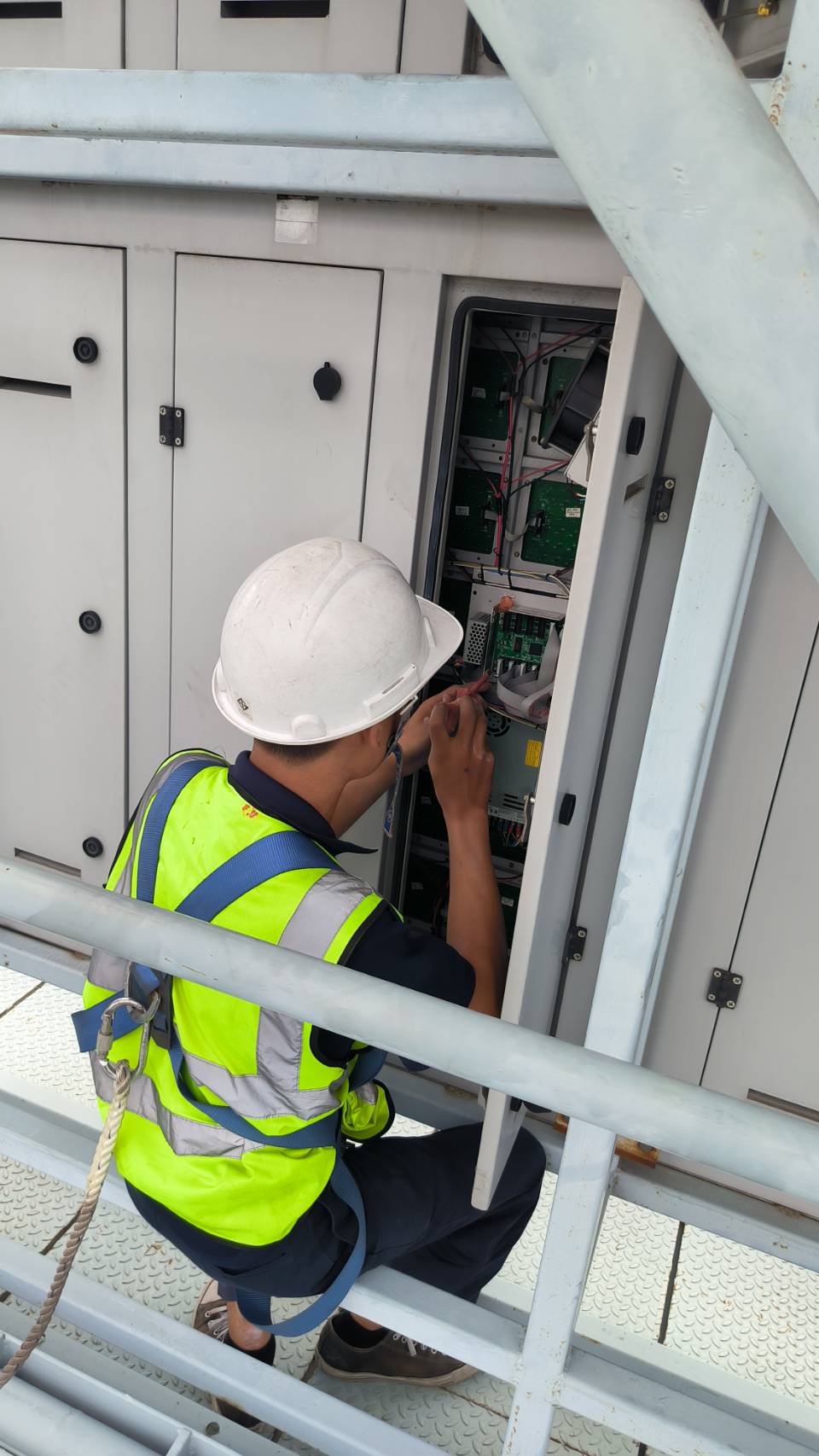 ตรวจสอบ และทดสอบการทำงานของอุปกรณ์ภายในตู้จอ LED