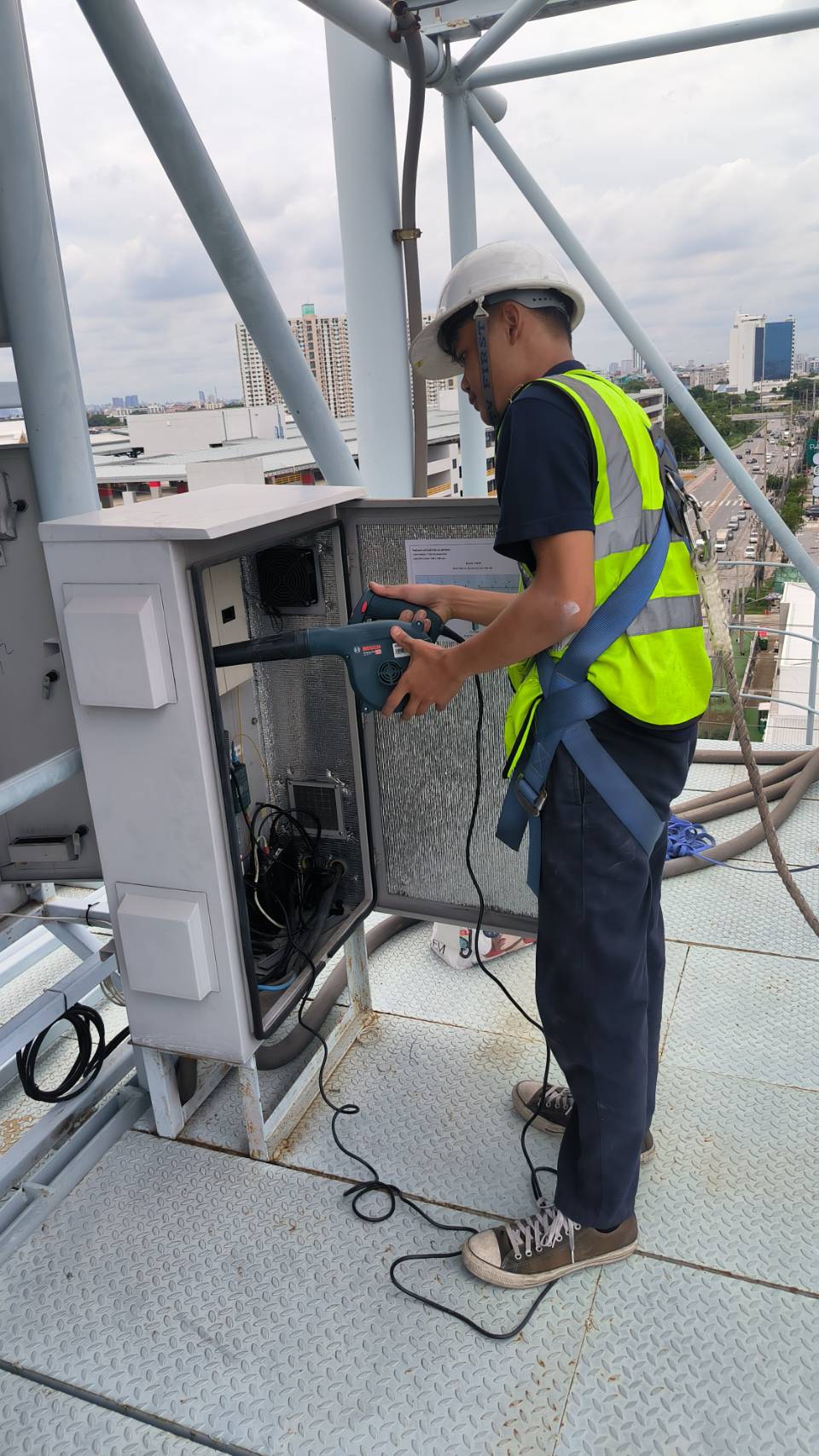 เป่าฝุ่นทำความสะอาดอุปกรณ์ภายในตู้ควบคุม