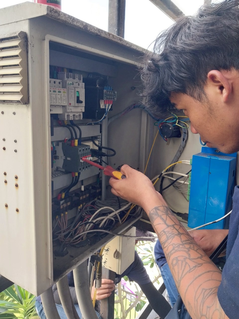 ทำการเปลี่บยอุปกรณ์ควบคุมระบบไฟ