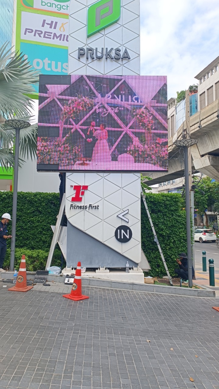 ซ่อมแซมป้ายประชาสัมพันธ์ LED หน้าอาคารเพิร์ล แบงก์ค็อก ทางเข้า-ออก