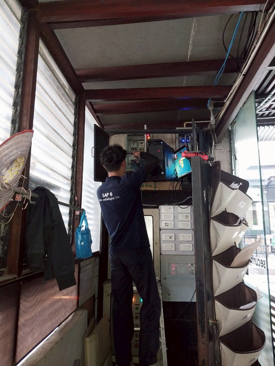 เป่าฝุ่นทำความสะอาดอุปกรณ์ควบคุม