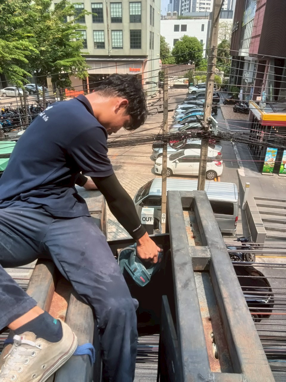 เป่าฝุ่นทำความสะอาดอุปกรณ์ป้าย