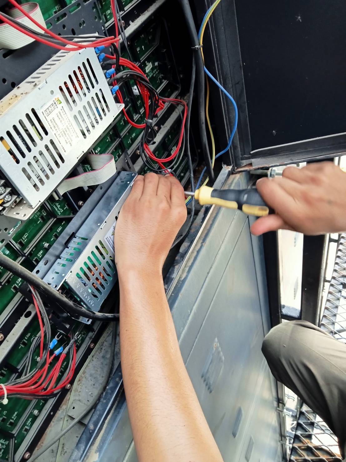 เปลี่ยนอะไหล่ทดแทนของเดิมที่เสียชำรุด